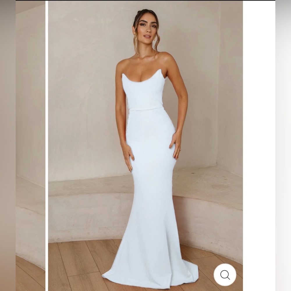 JAUS Celine Gown White US size S/4. Worn once for my engagement photos